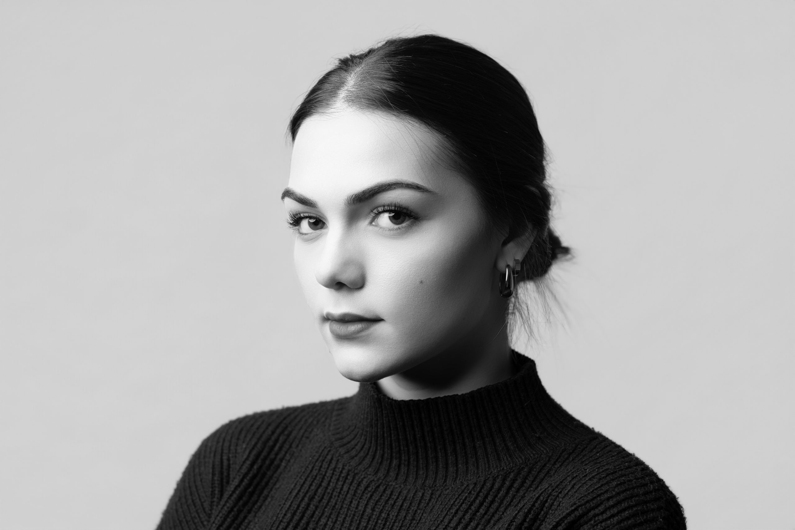 Portrait femme en studio photo à Sanvignes-les-Mines avec lumière douce et fond clair